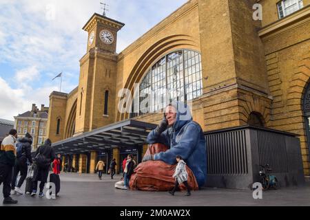 London, Großbritannien. 5.. Dezember 2022 Eine riesige Skulptur eines Obdachlosen wurde durch eine Obdachlosenkrise außerhalb der King's Cross Station enthüllt, um das Bewusstsein für Obdachlose und Spenden für Obdachlose zu schärfen. Die 4,3 Meter hohe, realistische Statue namens Alex wurde von Sophie de Oliveira Barata mit einer Technologie geschaffen, die die Merkmale echter Obdachloser kombiniert. Kredit: Vuk Valcic/Alamy Live News Stockfoto