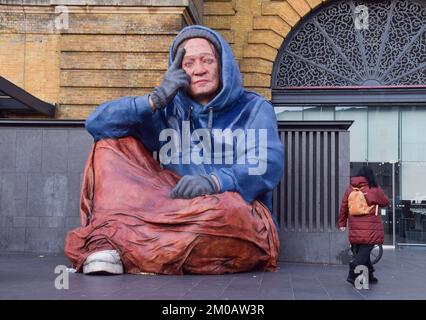 London, Großbritannien. 5.. Dezember 2022 Eine riesige Skulptur eines Obdachlosen wurde durch eine Obdachlosenkrise außerhalb der King's Cross Station enthüllt, um das Bewusstsein für Obdachlose und Spenden für Obdachlose zu schärfen. Die 4,3 Meter hohe, realistische Statue namens Alex wurde von Sophie de Oliveira Barata mit einer Technologie geschaffen, die die Merkmale echter Obdachloser kombiniert. Kredit: Vuk Valcic/Alamy Live News Stockfoto