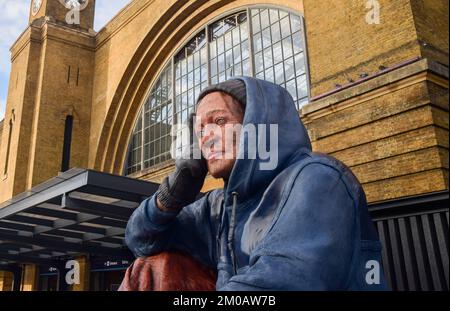 London, Großbritannien. 5.. Dezember 2022 Eine riesige Skulptur eines Obdachlosen wurde durch eine Obdachlosenkrise außerhalb der King's Cross Station enthüllt, um das Bewusstsein für Obdachlose und Spenden für Obdachlose zu schärfen. Die 4,3 Meter hohe, realistische Statue namens Alex wurde von Sophie de Oliveira Barata mit einer Technologie geschaffen, die die Merkmale echter Obdachloser kombiniert. Kredit: Vuk Valcic/Alamy Live News Stockfoto