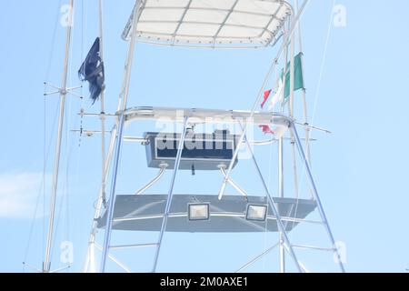 Der Thunfischturm oder die Fliegenbrücke dienen der Kontrolle eines Fischereifahrzeugs beim Segeln auf offener See Stockfoto