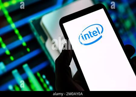 Polen. 02.. Dezember 2022. In dieser Abbildung wird ein Intel-Logo auf einem Smartphone dargestellt. (Foto: Mateusz Slodkowski/SOPA Images/Sipa USA) Guthaben: SIPA USA/Alamy Live News Stockfoto