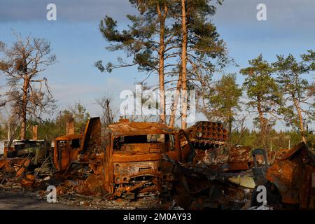 Eine zerstörte russische gepanzerte Säule steht an der Straße in der befreiten Stadt Sviatohirsk. Russland verliert täglich zwischen 50 und 100 Soldaten in der Schlacht von Bakhmut inmitten seiner verzweifelten Versuche, die Stadt in der Oblast Donezk zu erobern, sagte ein militärischer Sprecher am 4. Dezember. Serhiy Cherevaty, Sprecher des Ost-Militärkommandos, sagte im Fernsehen, dass täglich etwa so viele russische Soldaten in der Nähe von Bakhmut verwundet werden. Monatelang hat Russland Truppen und Ausrüstung zusammengestellt, um Bakhmut in einer brutalen Kampagne, an der die staatlich unterstützte russische Militärfirma Wagn teilnahm, zu umgeben und zu fangen Stockfoto