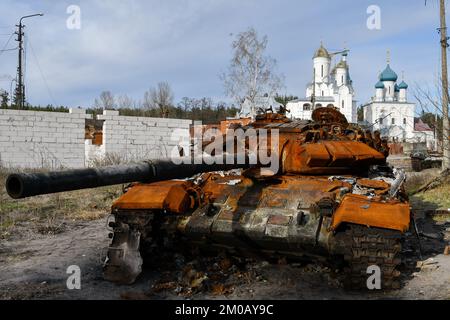 Ein zerstörter russischer Panzer steht an der Straße vor einem orthodoxen Tempel in der befreiten Stadt Sviatohirsk. Russland verliert täglich zwischen 50 und 100 Soldaten in der Schlacht von Bakhmut inmitten seiner verzweifelten Versuche, die Stadt in der Oblast Donezk zu erobern, sagte ein militärischer Sprecher am 4. Dezember. Serhiy Cherevaty, Sprecher des Ost-Militärkommandos, sagte im Fernsehen, dass täglich etwa so viele russische Soldaten in der Nähe von Bakhmut verwundet werden. Monatelang hat Russland Truppen und Ausrüstung zusammengestellt, um Bakhmut in einer brutalen Kampagne zu umgeben und zu fangen, die von den staatlich unterstützten Russen durchgeführt wurde Stockfoto