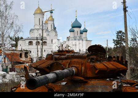 Ein zerstörter russischer Panzer steht an der Straße vor einem orthodoxen Tempel in der befreiten Stadt Sviatohirsk. Russland verliert täglich zwischen 50 und 100 Soldaten in der Schlacht von Bakhmut inmitten seiner verzweifelten Versuche, die Stadt in der Oblast Donezk zu erobern, sagte ein militärischer Sprecher am 4. Dezember. Serhiy Cherevaty, Sprecher des Ost-Militärkommandos, sagte im Fernsehen, dass täglich etwa so viele russische Soldaten in der Nähe von Bakhmut verwundet werden. Monatelang hat Russland Truppen und Ausrüstung zusammengestellt, um Bakhmut in einer brutalen Kampagne zu umgeben und zu fangen, die von den staatlich unterstützten Russen durchgeführt wurde Stockfoto