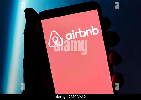 Polen. 02.. Dezember 2022. In dieser Abbildung wird ein Airbnb-Logo auf einem Smartphone angezeigt. (Foto: Mateusz Slodkowski/SOPA Images/Sipa USA) Guthaben: SIPA USA/Alamy Live News Stockfoto