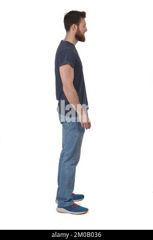 Seitenansicht eines Vollporträts eines Mannes auf weißem Hintergrund Stockfoto