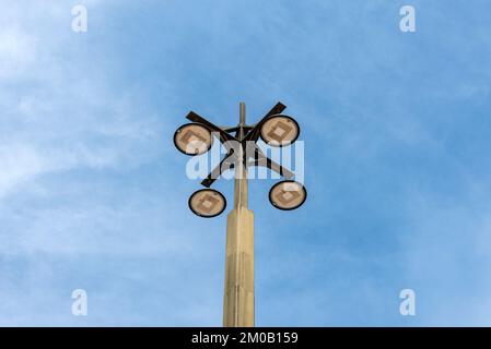 Moderne LED-Straßenbeleuchtung mit blauem Himmelshintergrund Stockfoto