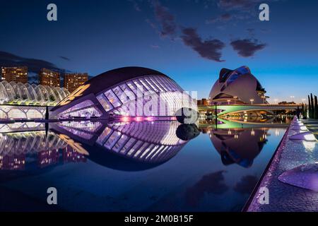 Die Stadt der Künste und Wissenschaften, Valencia, Spanien, beleuchtet bei Nacht, Reflexionen im Wasser. Stockfoto