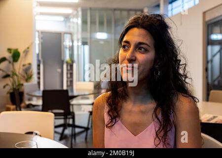 Amsterdam, Niederlande. Porträt einer syrischen Flüchtlingskünstlerin in De Cooperatie. Stockfoto