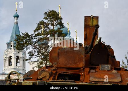 Swjatohirsk, Ukraine. 30.. November 2022. Ein zerstörter russischer Flugzeugträger steht im Hof eines Privathauses vor einem orthodoxen Tempel in der befreiten Stadt Sviatohirsk. Russland verliert täglich zwischen 50 und 100 Soldaten in der Schlacht von Bakhmut inmitten seiner verzweifelten Versuche, die Stadt in der Oblast Donezk zu erobern, sagte ein militärischer Sprecher am 4. Dezember. Serhiy Cherevaty, Sprecher des Ost-Militärkommandos, sagte im Fernsehen, dass täglich etwa so viele russische Soldaten in der Nähe von Bakhmut verwundet werden. Monatelang hat Russland Truppen und Ausrüstung zusammengestellt, um zu surren Stockfoto