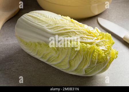 Frischer Chinakohl aus der Nähe in der Küche Stockfoto