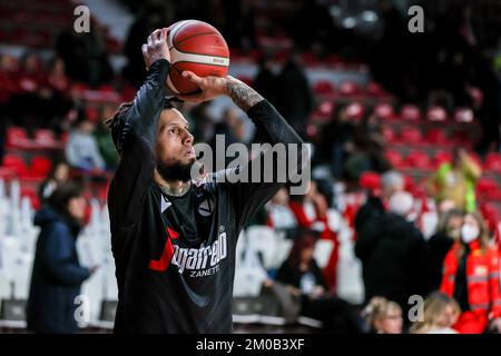 Varese, Italien. 04.. Dezember 2022. Daniel Hackett #23 von Virtus Segafredo Bologna wärmt sich während des LBA Lega Basket Auf, Einem 2022/23-jährigen regulären Saisonspiel zwischen OpenJobMetis Varese und Virtus Segafredo Bologna in der Enerxenia Arena. (Endstand: Varese 100 | 108 Bologna). Kredit: SOPA Images Limited/Alamy Live News Stockfoto