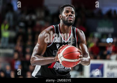 Varese, Italien. 04.. Dezember 2022. Mouhammadou Jaiteh #14 von Virtus Segafredo Bologna in Aktion während des LBA Lega Basket Ein reguläres Saisonspiel 2022/23 zwischen OpenJobMetis Varese und Virtus Segafredo Bologna in der Enerxenia Arena. (Endstand: Varese 100 | 108 Bologna). (Foto: Fabrizio Carabelli/SOPA Images/Sipa USA) Guthaben: SIPA USA/Alamy Live News Stockfoto