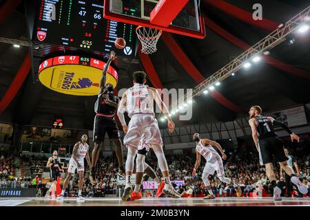 Varese, Italien. 04.. Dezember 2022. Mouhammadou Jaiteh (L) Nr. 14 von Virtus Segafredo Bologna in Aktion während des LBA Lega Basket Ein 2022/23 reguläres Saisonspiel zwischen OpenJobMetis Varese und Virtus Segafredo Bologna in der Enerxenia Arena. (Endstand: Varese 100 | 108 Bologna). Kredit: SOPA Images Limited/Alamy Live News Stockfoto