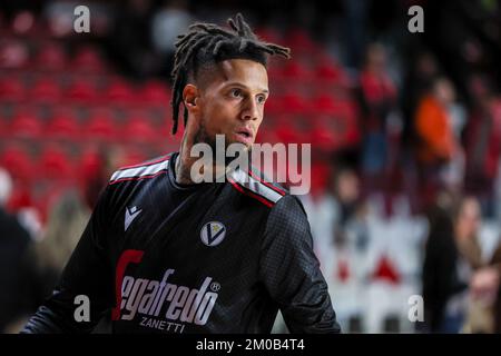 Varese, Italien. 04.. Dezember 2022. Daniel Hackett #23 von Virtus Segafredo Bologna sieht während des LBA Lega Basket Ein reguläres Saisonspiel von 2022/23 zwischen OpenJobMetis Varese und Virtus Segafredo Bologna in der Enerxenia Arena. (Endstand: Varese 100 | 108 Bologna). (Foto: Fabrizio Carabelli/SOPA Images/Sipa USA) Guthaben: SIPA USA/Alamy Live News Stockfoto