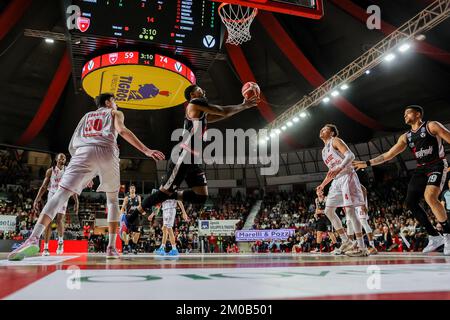 Varese, Italien. 04.. Dezember 2022. Jordan Mickey (R) #25 von Virtus Segafredo Bologna und Guglielmo Caruso (L) #30 von Pallacanestro Varese OpenJobMetis in Aktion während des LBA Lega Basket Ein 2022/23 reguläres Saisonspiel zwischen OpenJobMetis Varese und Virtus Segafredo Bologna in der Enerxenia Arena. (Endstand: Varese 100 | 108 Bologna). (Foto: Fabrizio Carabelli/SOPA Images/Sipa USA) Guthaben: SIPA USA/Alamy Live News Stockfoto