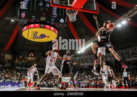 Varese, Italien. 04.. Dezember 2022. Isaia Cordinier (R) #00 von Virtus Segafredo Bologna in Aktion während des LBA Lega Basket Ein reguläres Saisonspiel 2022/23 zwischen OpenJobMetis Varese und Virtus Segafredo Bologna in der Enerxenia Arena. (Endstand: Varese 100 | 108 Bologna). (Foto: Fabrizio Carabelli/SOPA Images/Sipa USA) Guthaben: SIPA USA/Alamy Live News Stockfoto