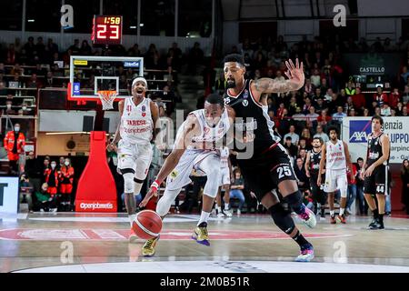 Varese, Italien. 04.. Dezember 2022. Markel Brown (L) #22 von Pallacanestro Varese OpenJobMetis tritt während des LBA Lega Basket um den Ball gegen Jordan Mickey (R) #25 von Virtus Segafredo Bologna an, Einem 2022/23. Regulären Saisonspiel zwischen OpenJobMetis Varese und Virtus Segafredo Bologna in der Enerxenia Arena. (Endstand: Varese 100 | 108 Bologna). (Foto: Fabrizio Carabelli/SOPA Images/Sipa USA) Guthaben: SIPA USA/Alamy Live News Stockfoto