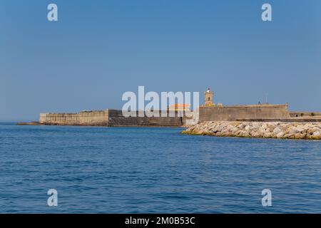 Festung Saint Julian (Forte Sao Juliao da Barra) mit Leuchtturm-Turm, Strand von Carcavelos, Portugal Stockfoto