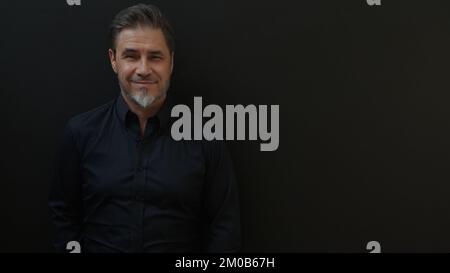 Selbstbewusster Geschäftsmann, der lächelt. Porträt des reifen Alters, mittleren Alters, mittleren Erwachsenen Mann im Jahr 50s, glücklich selbstbewusstes Lächeln. Copyspace. Stockfoto