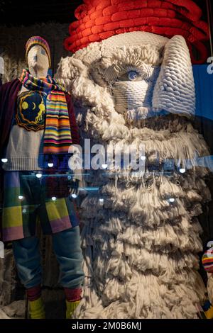 Bergdorf Goodman Holiday Window der Bergdorf Goodman Men's Store ist ein luxuriöses Urlaubseinkaufsziel auf der Fifth Avenue in New York City, USA, NYC 2022 Stockfoto