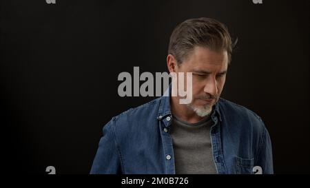 Porträt eines erwachsenen Mannes im Alter von 50s, der denkt. Kopierraum. Stockfoto