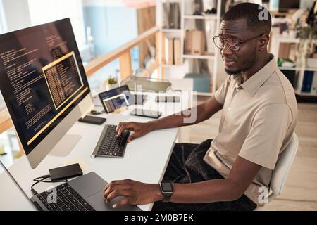 Entwickler von DevOps, der technische Probleme erkennt und Software-Updates und -Fixes entwickelt Stockfoto