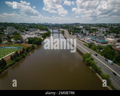 Die Turnpike Bridge über dem Passaic River in New Jersey aus der Vogelperspektive bietet an sonnigen Tagen eine atemberaubende Aussicht auf die Stadt Stockfoto