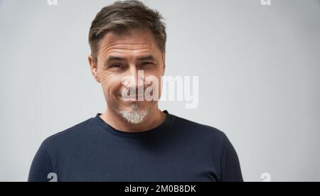 Porträt von reifem Alter, mittlerem Alter, mittlerem Erwachsenem Mann, glückliches selbstbewusstes Lächeln. Kopierraum. Stockfoto