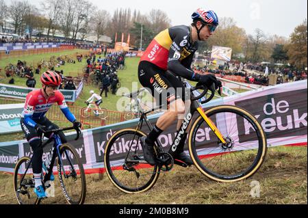Wout Van Aert und Lars van der Haar bei der UCI-Weltmeisterschaft Antwerpen Stockfoto
