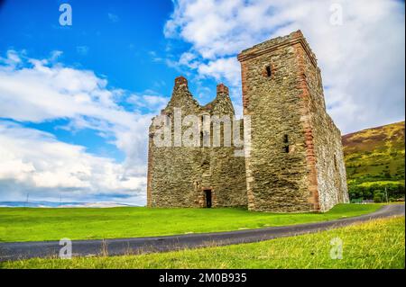 Das Bild ist die ruinöse Festung aus dem 15.. Jahrhundert des verlassenen Lochranza-Schlosses am Loch von Lochranza im Norden der Insel Arran Stockfoto