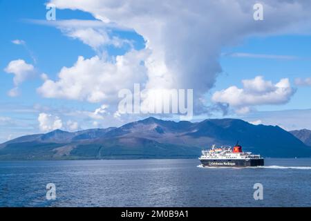 Das Bild zeigt den Fährdienst zwischen Ardrossan auf dem Festland und Brodick, der wichtigsten Stadt auf der Insel Arran, in Firth of Clyde mit Ziegenfell Stockfoto