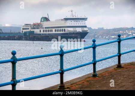 Das Schiff der Irish Ferries trägt den Namen Blue Star 1 am Pembroke Dock in West Wales, Großbritannien. Stockfoto