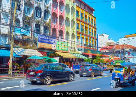 BANGKOK, THAILAND - 23. APRIL 2019: Verkehr auf zentralen Straßen im Stadtviertel Banglampoo, am 23. April in Bangkok, Thailand Stockfoto