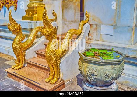 Golden Naga Schlangen am Eingang zu Ubosot des Wat Bowonniwet Vihara Tempels, Bangkok, Thailand Stockfoto