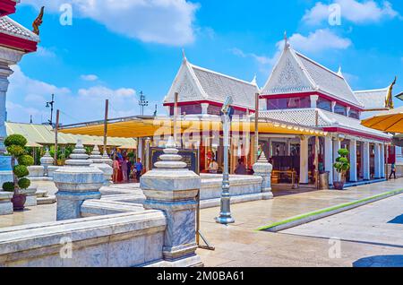 BANGKOK, THAILAND - 23. APRIL 2019: Innenhof San Lak Mueang (Säulenschrein der Stadt) mit Pavillons, am 23. April in Bangkok, Thailand Stockfoto
