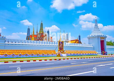 BANGKOK, THAILAND - 23. APRIL 2019: Spazieren Sie entlang der Mauer des Großen Palastes und beobachten Sie Dekorationen mit Porträt von König Rama X, am 23. April in Bangkok, T. Stockfoto