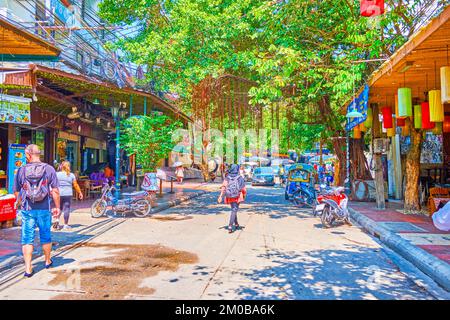 BANGKOK, THAILAND - 23. APRIL 2019: Angenehmer Spaziergang entlang touristischer Restaurants und Bars auf der Rambuttri Alley, dem wichtigsten Touristengebiet im historischen Viertel, o Stockfoto