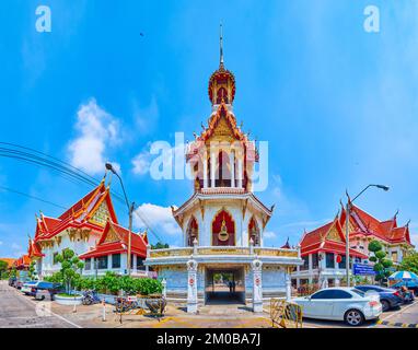 BANGKOK, THAILAND - 23. APRIL 2019: Panoramablick auf den Wat Chana Songkhram Klosterkomplex mit Hochtürm, am 23. April in Bangkok, Thailand Stockfoto