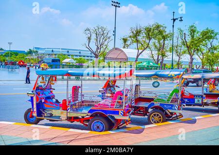 BANGKOK, THAILAND - 23. APRIL 2019: Tuk-Tuk-Taxis stehen am 23. April in Bangkok, Thailand, auf dem Bürgersteig im Touristenviertel Stockfoto