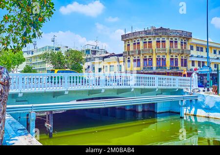 Chang Rongsi-Brücke über dem schmalen Krung-Kanal im Phra Nakhon-Viertel von Bangkok, Thailand Stockfoto