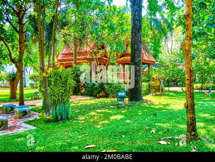 Kleine hölzerne Pavillons im Saranrom Palace Park von Bangkok, Thailand Stockfoto