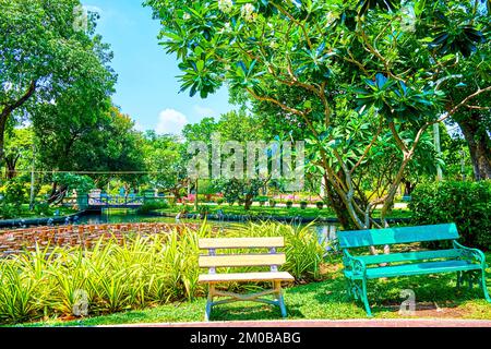 Farbenfrohe Bänke am Teich in der Umgebung des Saranrom Palace Park, Bangkok, Thailand Stockfoto