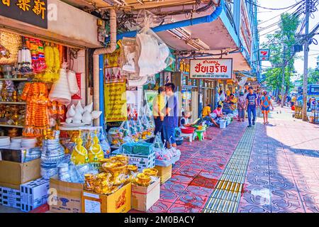 BANGKOK, THAILAND - 23. APRIL 2019: Die Straße am Pak Khlong Talat Flower Market mit Geschäften, die Waren verkaufen, am 23. April in Bangkok, Thailand Stockfoto