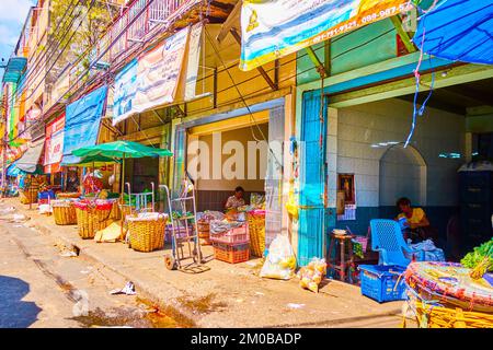 BANGKOK, THAILAND - 23. APRIL 2019: Die Lagerhäuser des Agrarmarktes auf der schäbigen Straße am Blumenmarkt Pak Khlong Talat, am 23. April in Bangk Stockfoto