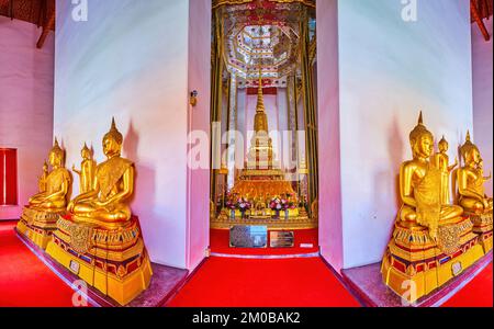 BANGKOK, THAILAND - 23. APRIL 2019: Die goldene Stupa mit Relikten im Phra Mondop-Schrein des Wat Mahathat-Tempels, am 23. April in Bangkok, Thailand Stockfoto