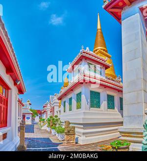 Der Innenhof von Wat Bowonniwet Vihara mit der goldenen Chedi-Pagode, einem der heiligsten Tempel in Bangkok, Thailand Stockfoto