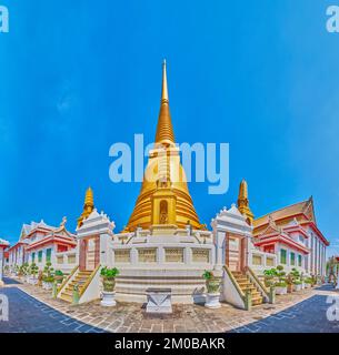 Blick auf den Innenhof des Wat Bowonniwet Vihara Tempels mit goldener Chedi-Pagode, Bangkok, Thailand Stockfoto