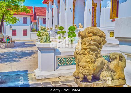 Traditioneller chinesischer Singha Fu Hundewächter aus Stein im Wat Bowonniwet Vihara Tempel, Bangkok, Thailand Stockfoto