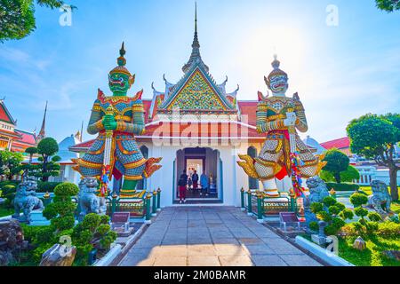 BANGKOK, THAILAND - 23. APRIL 2019: Eingangstor zum Wat Arun Komplex mit Yakshas-Dämonenwächtern, am 23. April in Bangkok Stockfoto